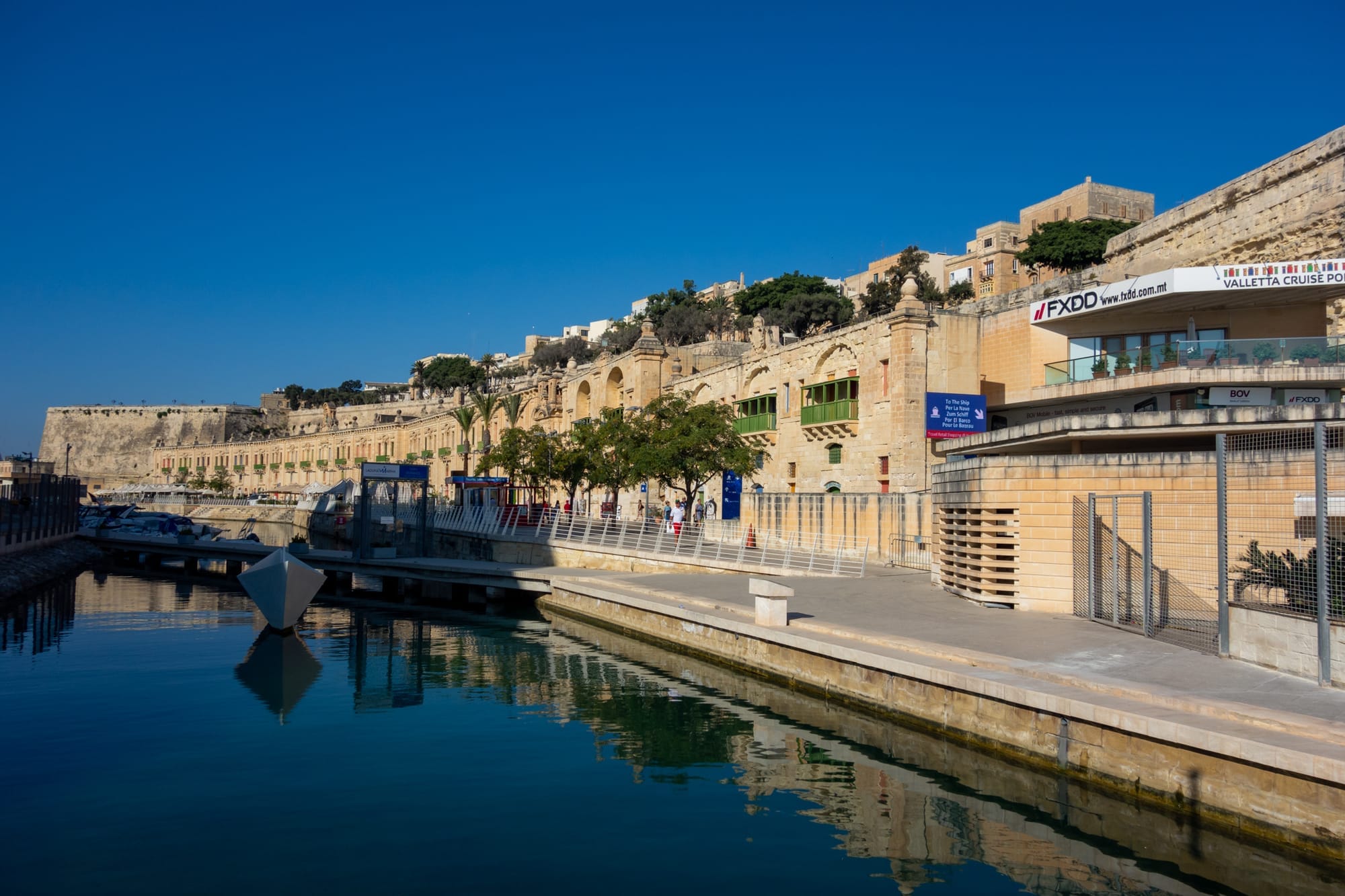 Das Cruise Terminal in Valetta, Malta, vom Weg zum Kreuzfahrtschiff aus gesehen.