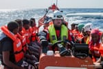 Kriminalisierte Seenotretter*innen: Interview mit einem, der aufs Meer fuhr, um Flüchtende vor dem Ertrinken zu retten