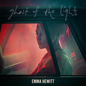 Jetzt mit mehr Bums: Emma Hewitt veröffentlicht „Ghost of the Light (Remixed)“