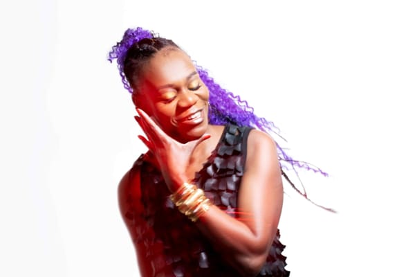 „This is for the woman in us“: Spannende Mischung aus Neo-Soul, Pop, R&B, Trip-Hop und kongolesischen Einflüssen trifft auf markante Stimme